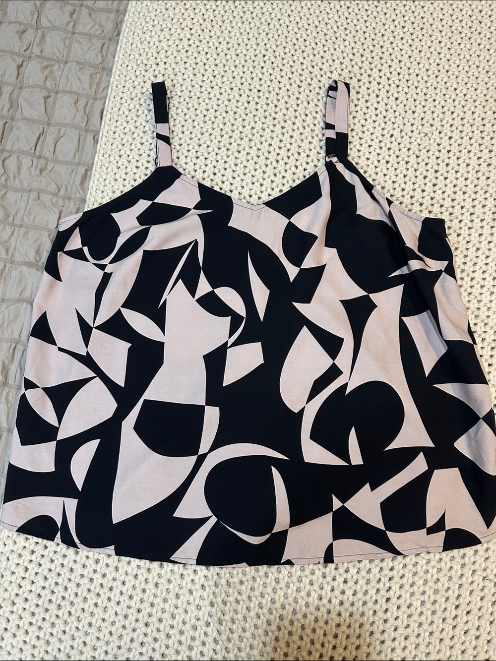 NWT Torrid Abstract Black & Cream V-Neck Camisole, Size 00 (Plus)